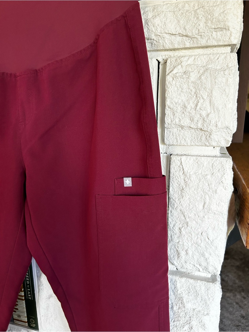 FIGS Yola Maternity Scrub Pants Burgundy Size Medium - Picture 4 of 12